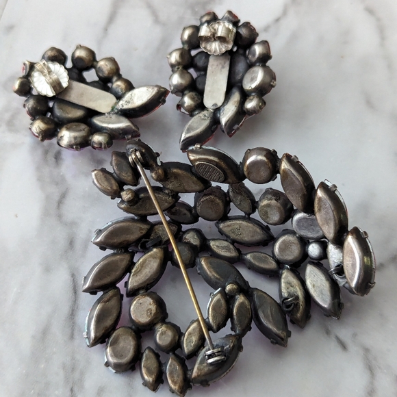 Vintage Regency Aurora Borealis Fuchsia Brooch and Earrings Set - Picture 7 of 11